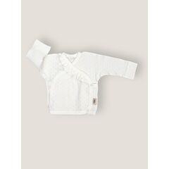 Удлиненная распашонка с глубоким запахом и антицарапками сшита из ажурной рибаны