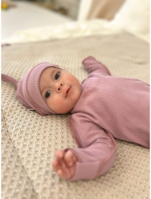 Распашонка с глубоким запахом и антицарапками- отличный вариант на каждый день, она сшита из материала, который часто называют: "в рубчик" или "из лапши"​