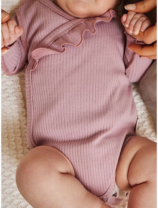 Нарядное боди кимоно (на запах) с длинным рукавом и рюшами для новорожденной девочки Лиловый