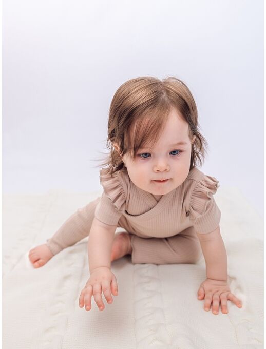 боди-кимоно (на запах) с коротким рукавом и рюшами кофе beboбоди-кимоно (на запах) с коротким рукавом и рюшами кофе bebo