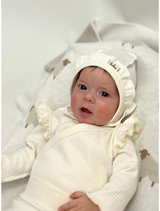 чепчик с рюшами для новорожденных девочек Bebo из нежного 100% хлопка, выполнен швами наружу, идеально подойдет на выписку в роддом, он сшит из материала, который часто называют: "в рубчик" или "из лапши" цвет Экрю