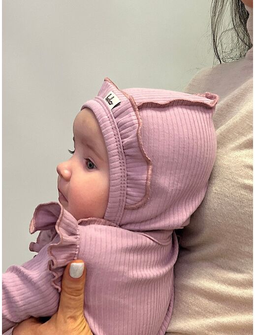 Чепчик с рюшами для новорожденных девочек Bebo из хлопка, швами наружу,  на выписку в роддом, "в рубчик", "из лапши", цвет Лиловый