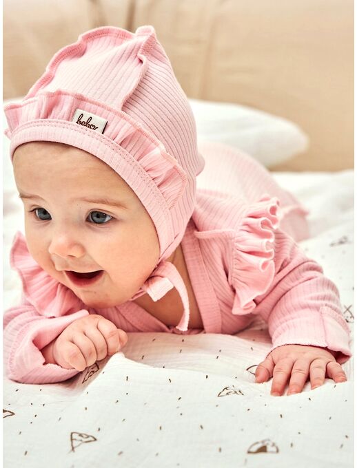 Чепчик с рюшами для новорожденных девочек Bebo из хлопка, швами наружу,  на выписку в роддом, "в рубчик", "из лапши", цвет Чайная роза