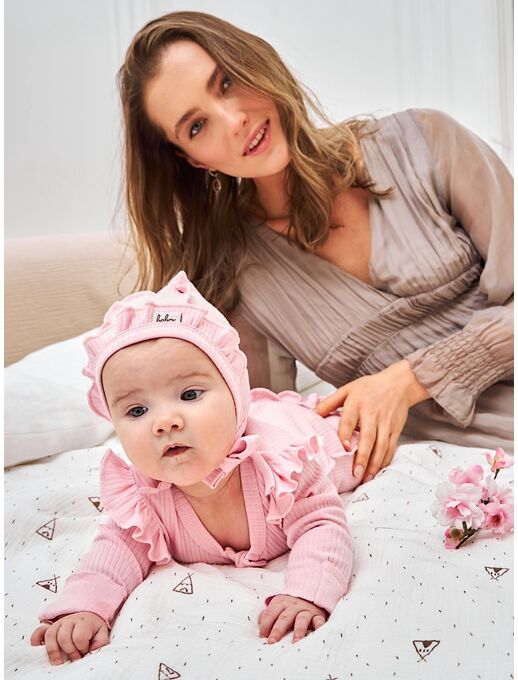 Чепчик с рюшами для новорожденных девочек Bebo из хлопка, швами наружу,  на выписку в роддом, "в рубчик", "из лапши", цвет Чайная роза