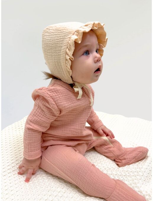 Детская муслиновая шапочка чепчик с рюшами Bebo для новорожденного, Пудровый