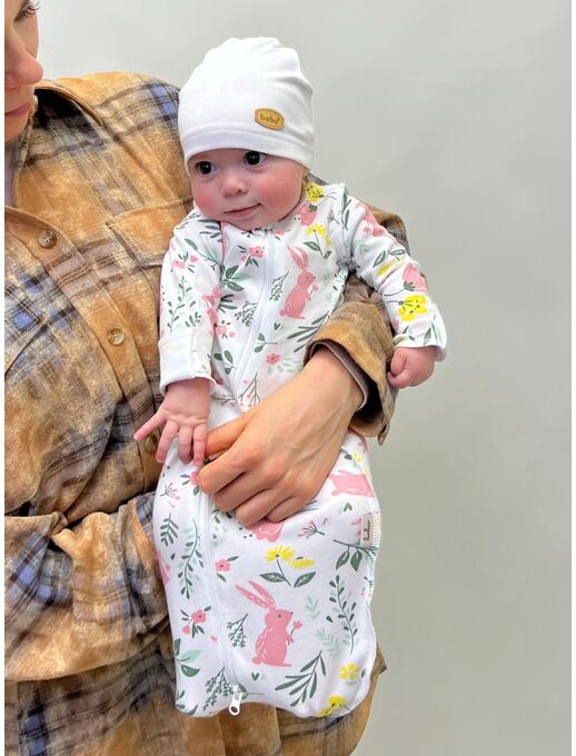 В пеленке-коконе с рукавами на молнии с двумя бегунками Bebo (Бебо) новорожденного легко перепеленать, цвет Зайчики в цветах