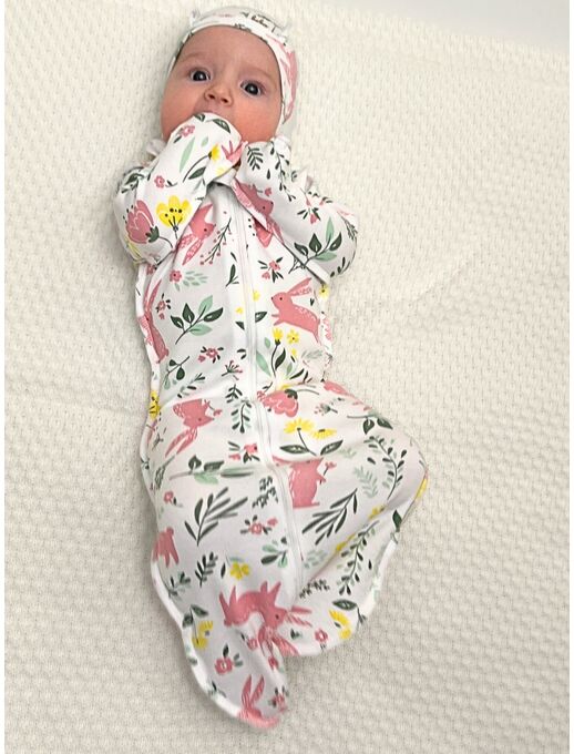 В пеленке-коконе с рукавами на молнии с двумя бегунками Bebo (Бебо) новорожденного легко перепеленать, цвет Зайчики в цветах