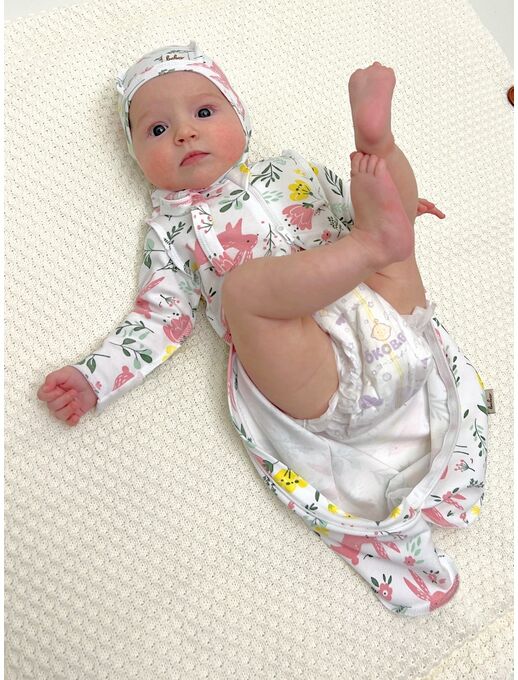 В пеленке-коконе с рукавами на молнии с двумя бегунками Bebo (Бебо) новорожденного легко перепеленать, цвет Зайчики в цветах