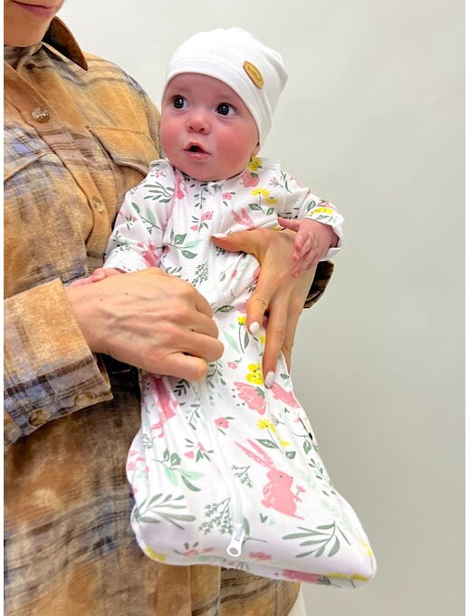 В пеленке-коконе с рукавами на молнии с двумя бегунками Bebo (Бебо) новорожденного легко перепеленать, цвет Зайчики в цветах