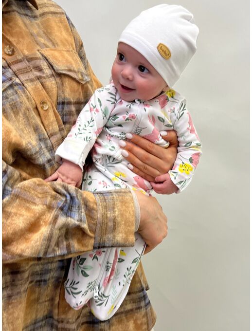 В пеленке-коконе с рукавами на молнии с двумя бегунками Bebo (Бебо) новорожденного легко перепеленать, цвет Зайчики в цветах