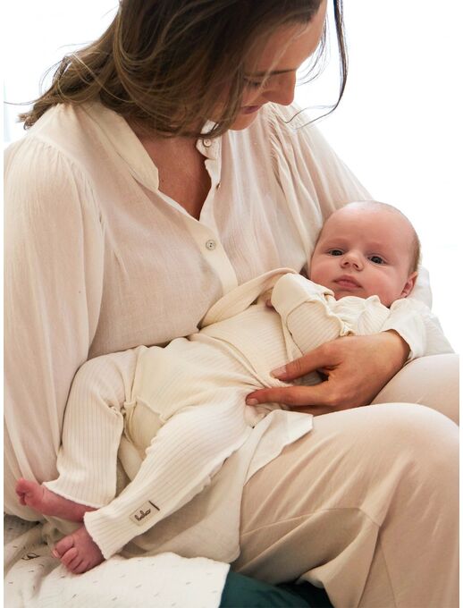 распашонка с глубоким запахом и антицарапками- отличный вариант на каждый день, она сшита из материала, который часто называют: "в рубчик" или "из лапши"​