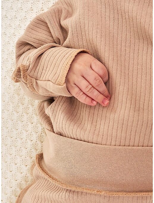 Распашонка с глубоким запахом и антицарапками- отличный вариант на каждый день, она сшита из материала, который часто называют: "в рубчик" или "из лапши"​