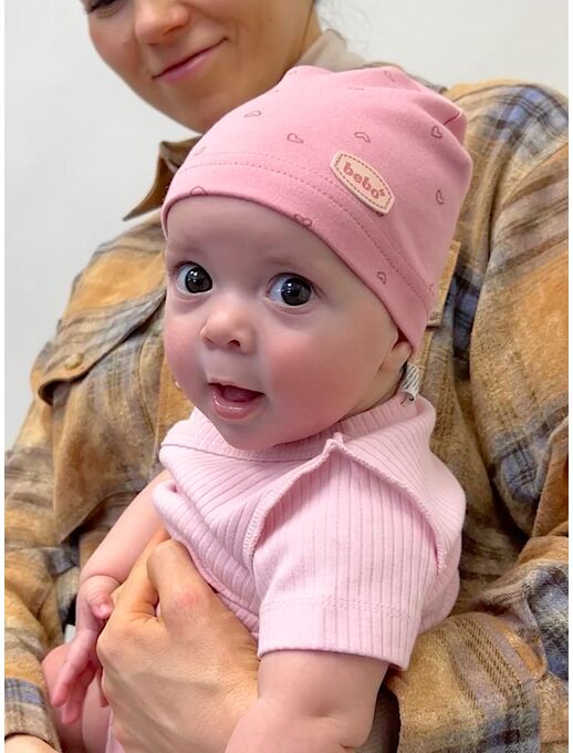 Детская шапочка для новорожденного Bebo лаконичная, Сердечки на розовом