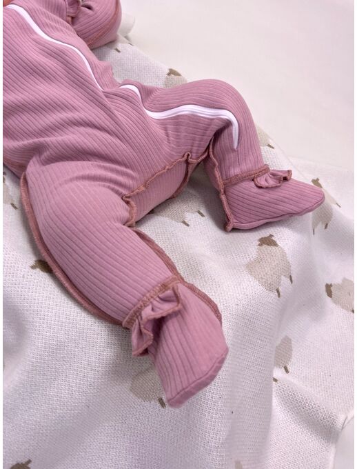 Нательный хлопковый комбинезон слип на молнии с закрытыми ножками и антицарапками с рюшами в рубчик Bebo