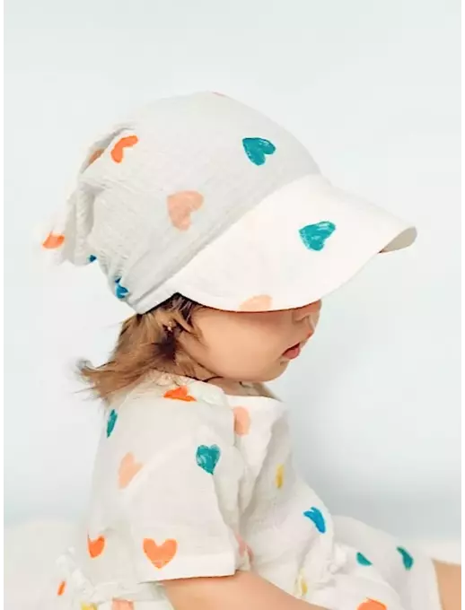 Муслиновая косынка с козырьком , Сердечки на белом