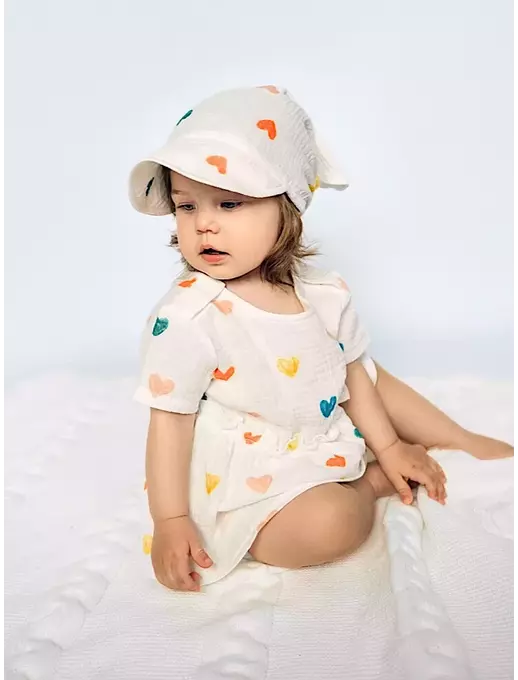 Муслиновая косынка с козырьком , Сердечки на белом