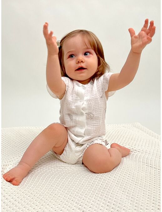 Муслиновый песочник с для девочки с крылышками, перышки на белом