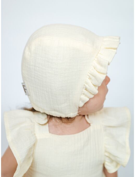 Шапочка-чепчик для новорожденного с рюшами из муслина Bebo, Экрю