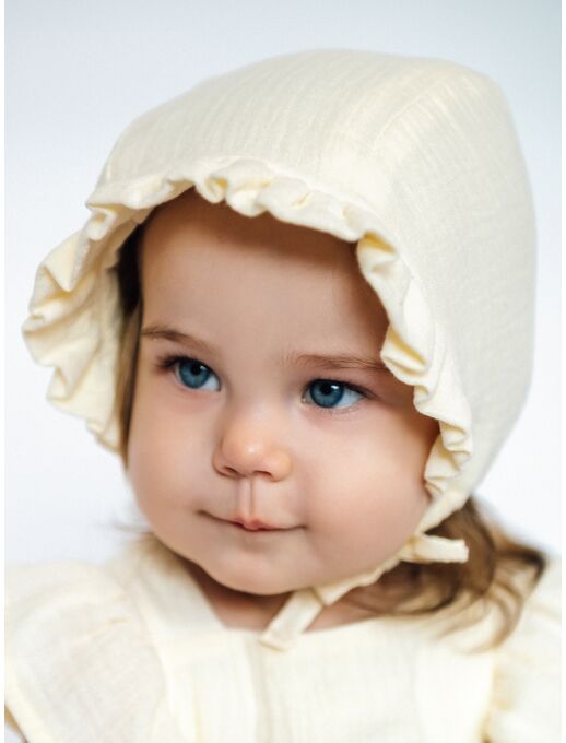 Шапочка-чепчик для новорожденного с рюшами из муслина Bebo, Экрю