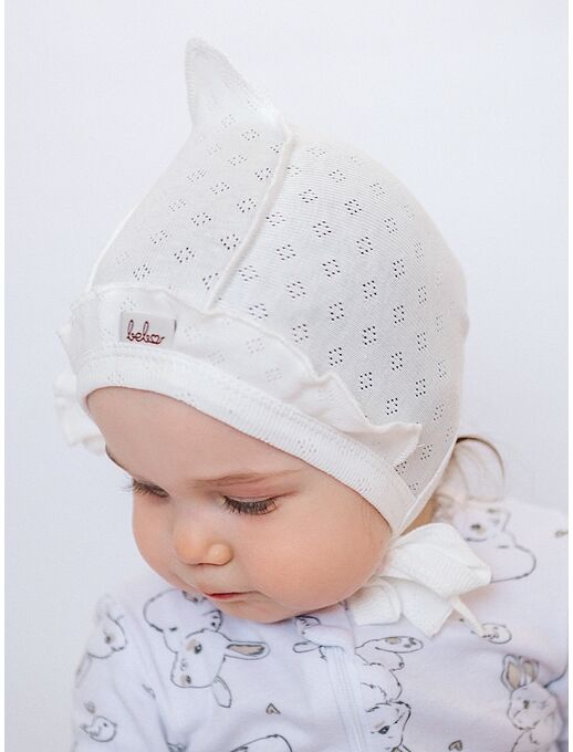 Трикотажный ажурный чепчик уголком с с рюшей для новорожденных девочек молочного цвета