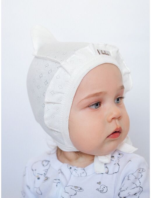 Трикотажный ажурный чепчик уголком с с рюшей для новорожденных девочек молочного цвета