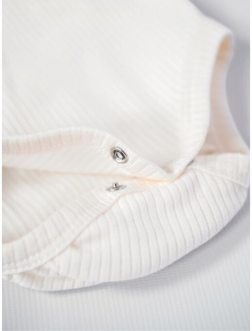 Нарядное боди кимоно (на запах) с длинным рукавом и рюшей по груди, экрю