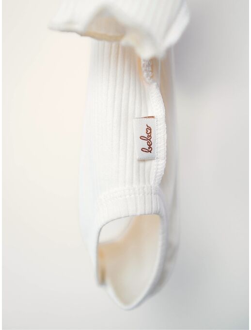 Нарядное боди кимоно (на запах) с длинным рукавом и рюшей по груди, экрю