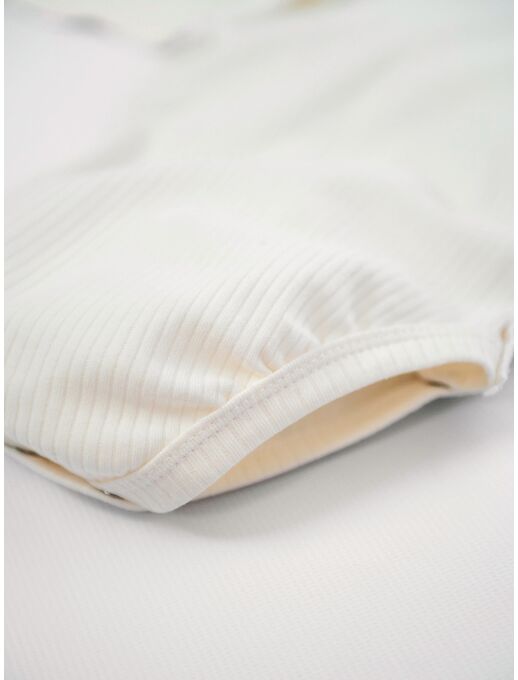 Нарядное боди кимоно (на запах) с длинным рукавом и рюшей по груди, экрю