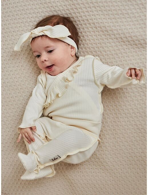 Нарядное боди кимоно (на запах) с длинным рукавом и рюшей по груди, экрю