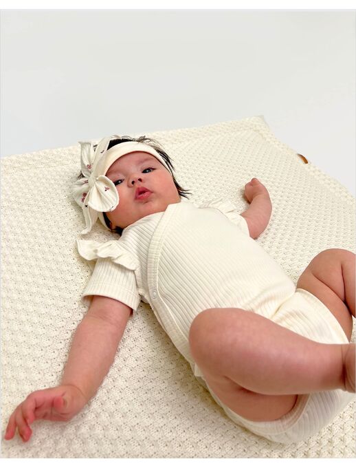 Нарядное боди-кимоно (на запах) с коротким рукавом и рюшами, экрю