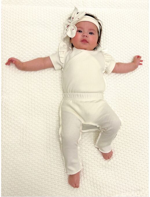 Нарядное боди-кимоно (на запах) с коротким рукавом и рюшами, экрю