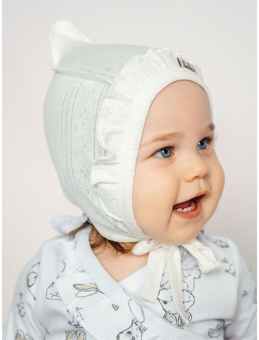 Белый трикотажный  ажурный чепчик уголком с с рюшей для новорожденных девочек Bebo