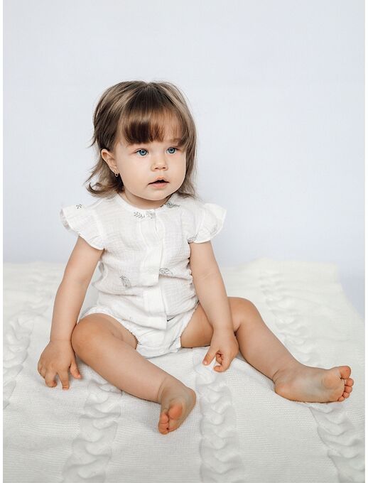 Муслиновый песочник с для девочки с крылышками, перышки на белом