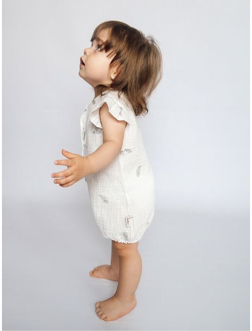 Муслиновый песочник с для девочки с крылышками, перышки на белом