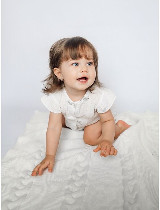 Муслиновый песочник с для девочки с крылышками, перышки на белом