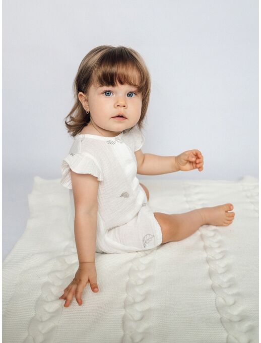 Муслиновый песочник с для девочки с крылышками, перышки на белом