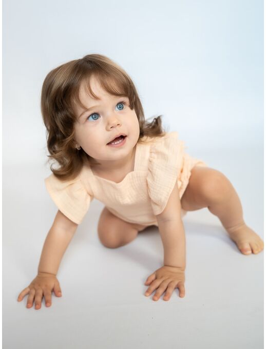 Муслиновый ромпер Bebo с для девочки на бретелях с крылышками, пудровый