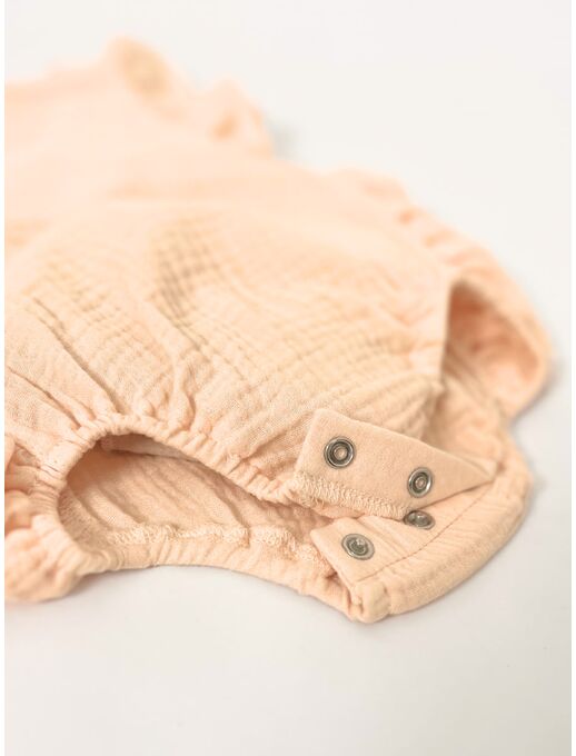 Муслиновый ромпер Bebo с для девочки на бретелях с крылышками, пудровый