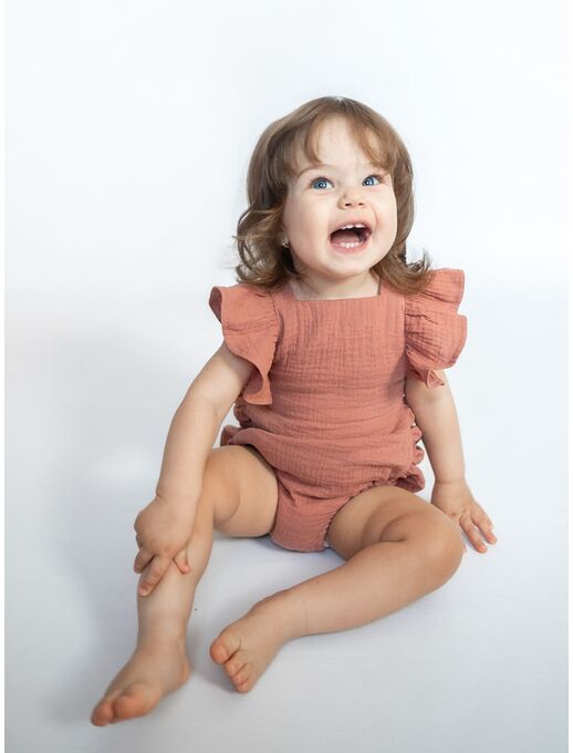 Муслиновый ромпер Bebo с для девочки на бретелях с крылышками, античная роза