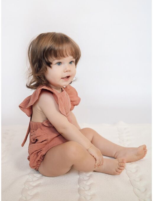 Муслиновый ромпер Bebo с для девочки на бретелях с крылышками, античная роза