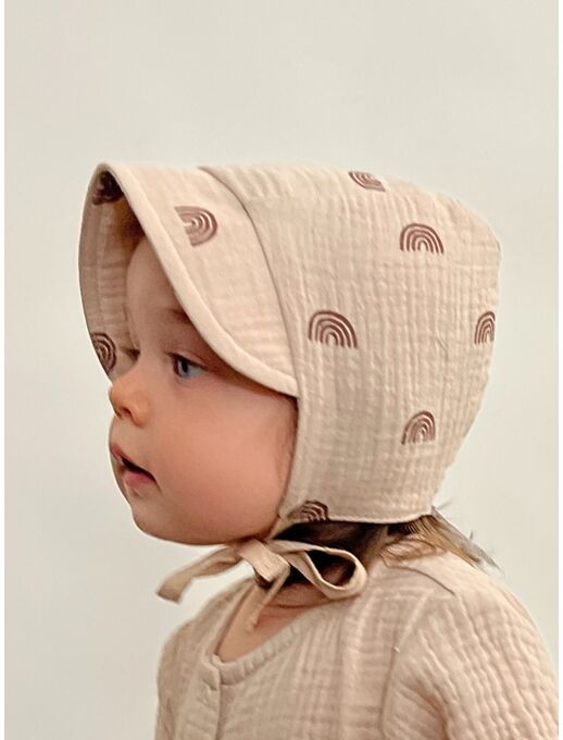 Шапочка-чепчик с козырьком для новорожденной девочки из муслина Bebo, Радуги