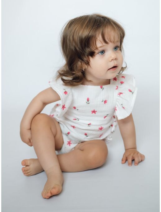 Муслиновый ромпер Bebo с для девочки на бретелях с крылышками, Цветочки на белом