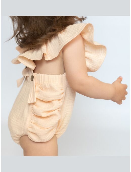 Муслиновый ромпер Bebo с для девочки на бретелях с крылышками, пудровый