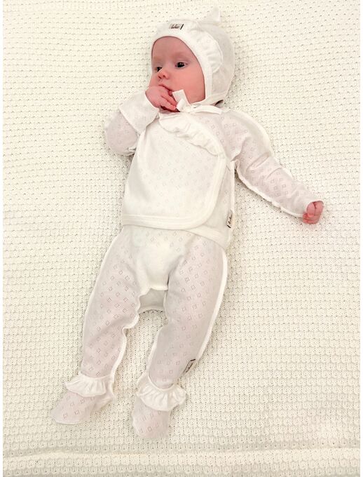 Удлиненная распашонка с глубоким запахом и антицарапками сшита из ажурной рибаны