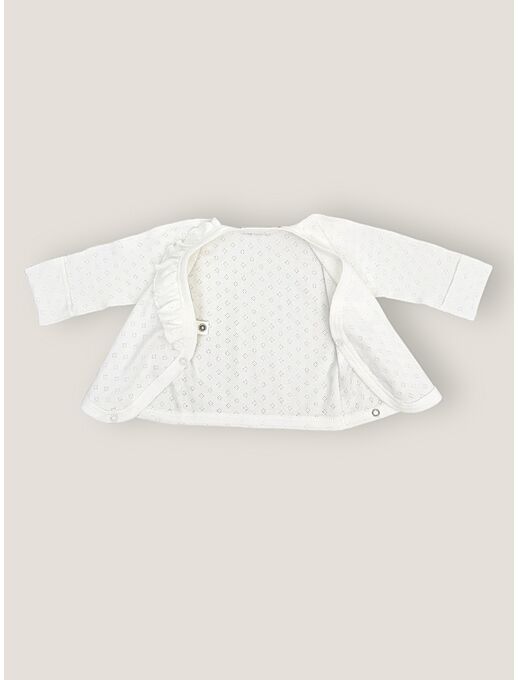 Удлиненная распашонка с глубоким запахом и антицарапками сшита из ажурной рибаны