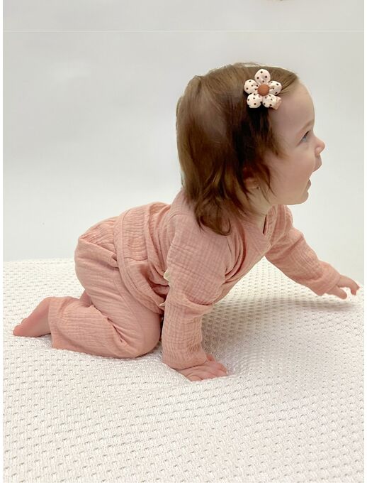 Муслиновая распашонка на завязках с глубоким запахом и антицарапками. розовый