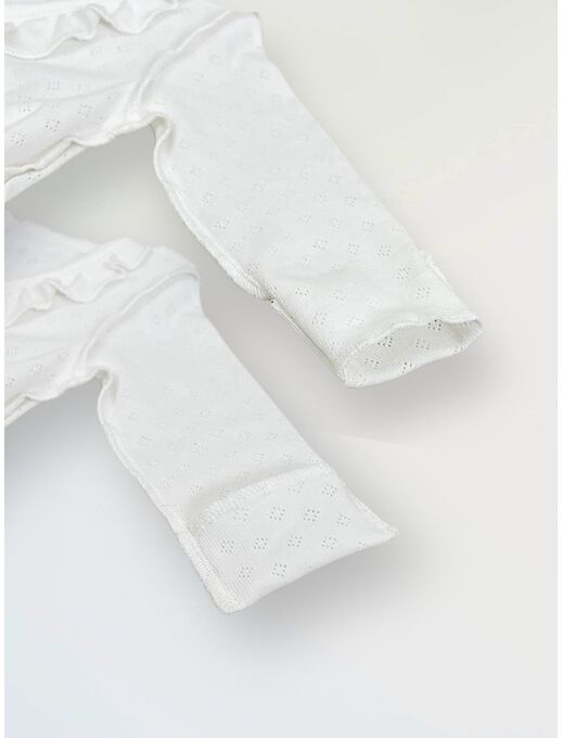 Удлиненная распашонка с глубоким запахом и антицарапками сшита из ажурной рибаны