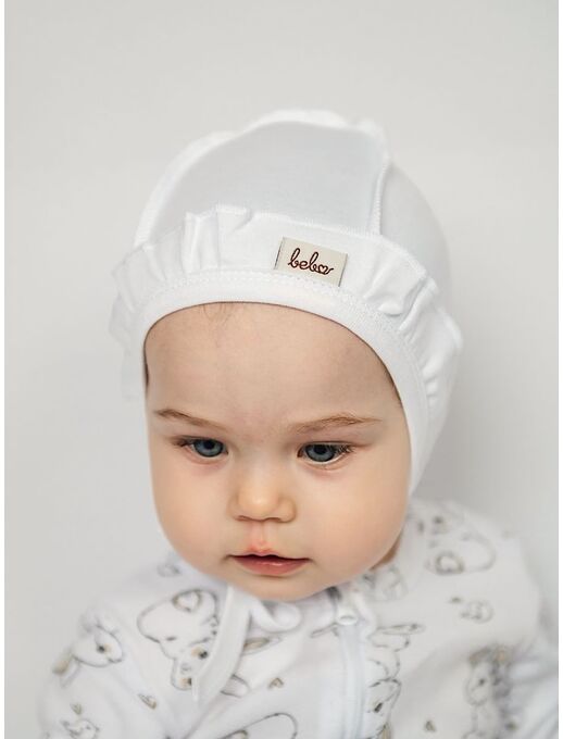 Теплый чепчик с рюшей из футера с начесом, цвет молочный