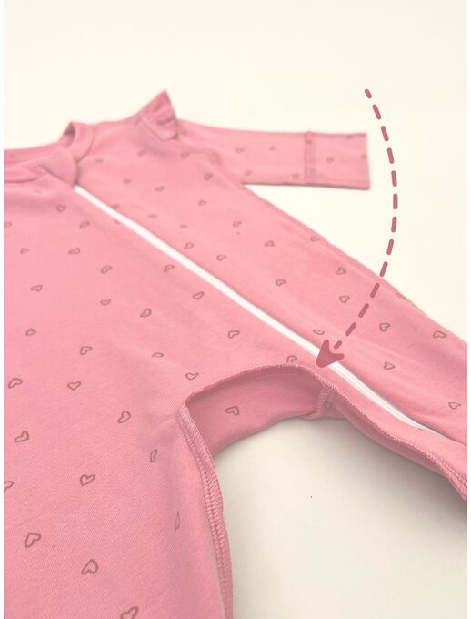 Комбинезон с рюшей по пройме и рюшей по лапкам, Сердечки на розовом