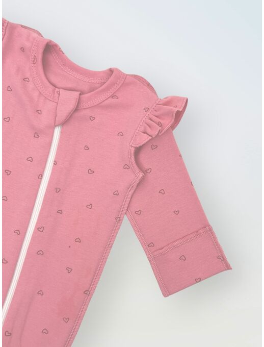 Комбинезон с рюшей по пройме и рюшей по лапкам, Сердечки на розовом